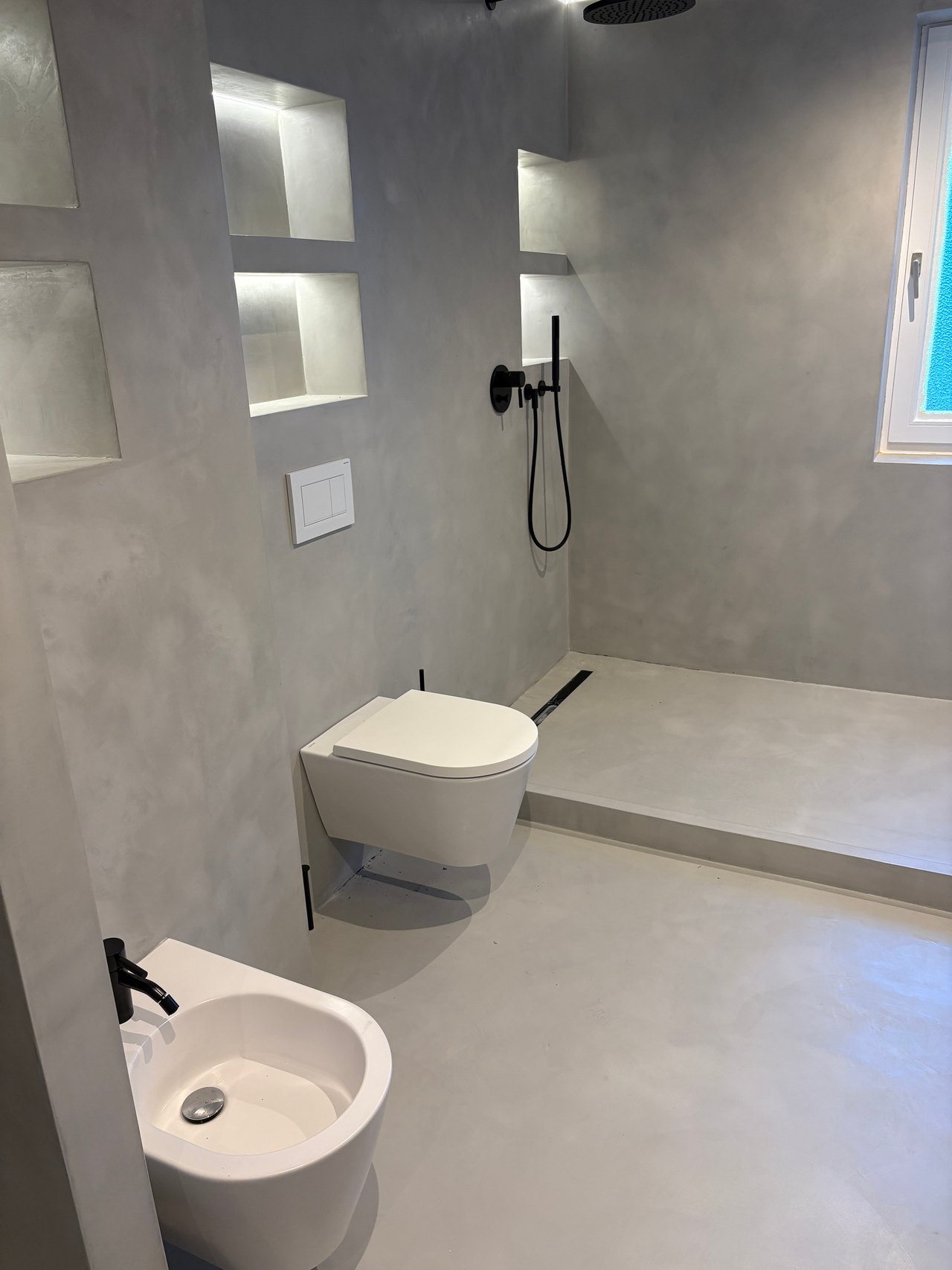 Umgesetzte Badsanierung – hochwertige Fliesen