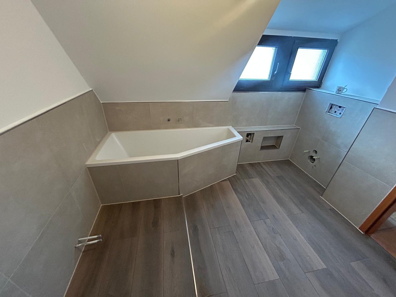 AR-Badsanierung – präzise Fliesenarbeit